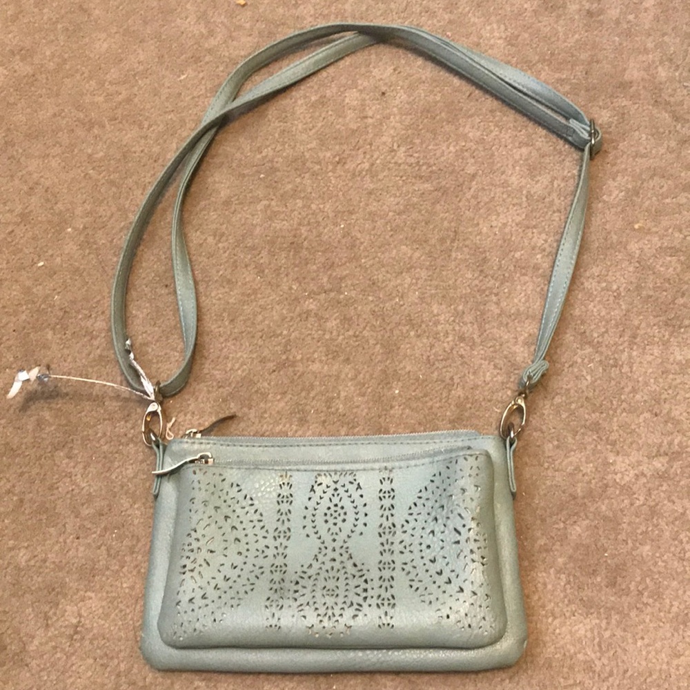 Used light green SEVENTEEN purse